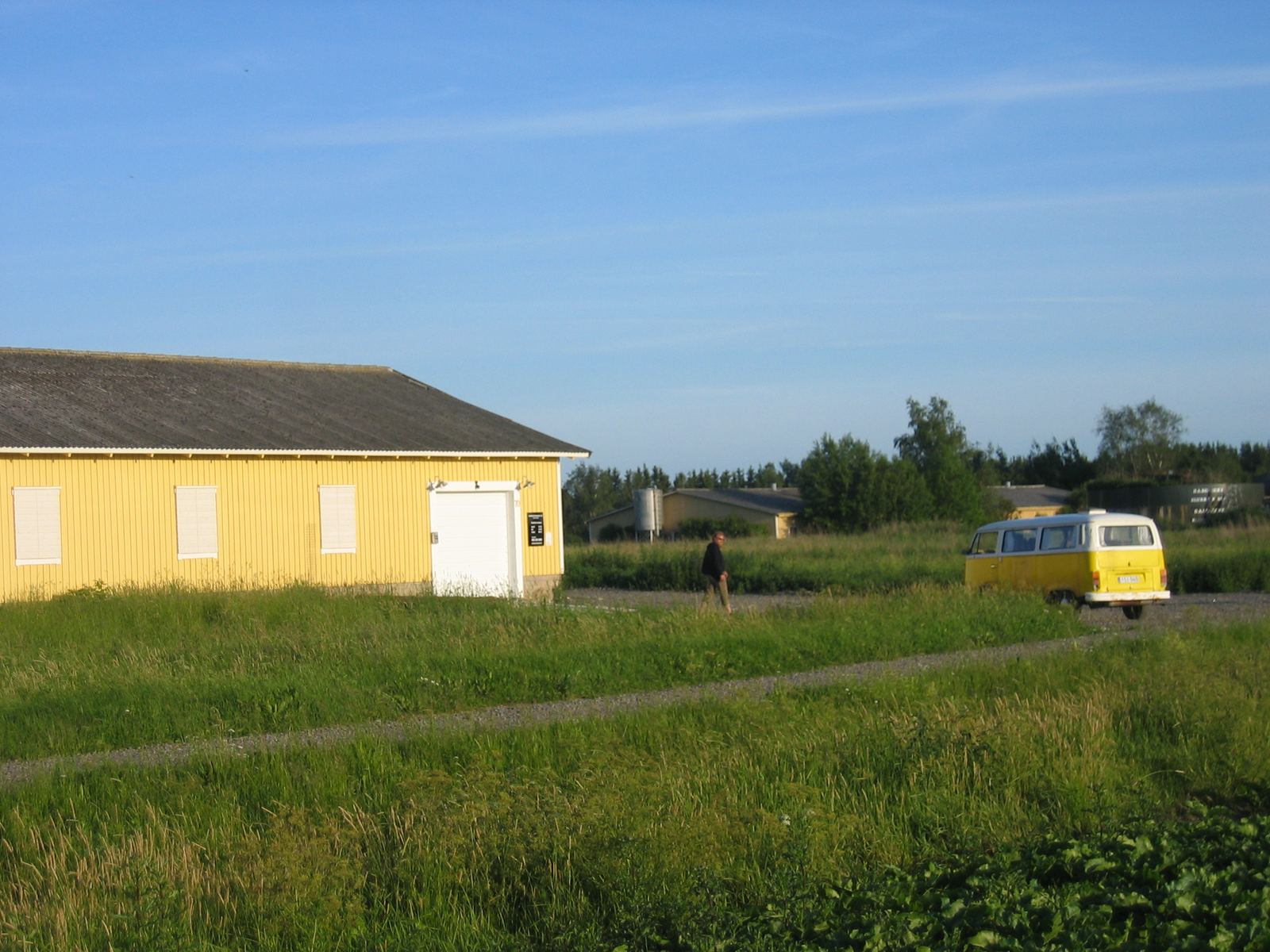 Varastoaseman keltainen hallirakennus Paimiossa